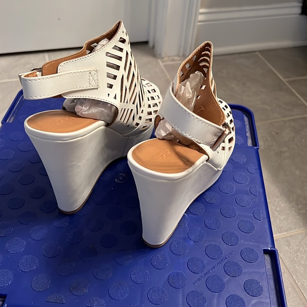 NWOT Charlotte Russe Wedge- Cream - Picture 3 of 4